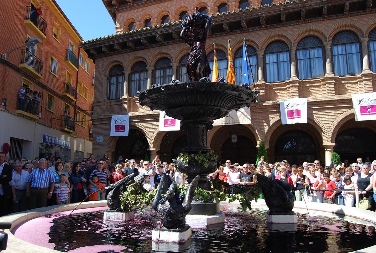 Durante la Fiesta de la Vendimia de Cariñena, de la Fuente de la Mora mana vino.