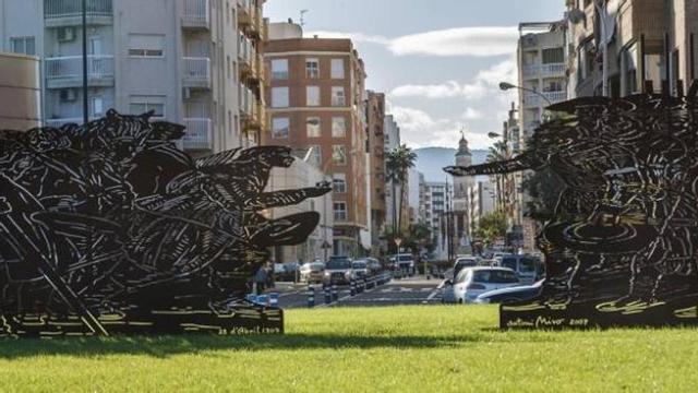 Imagen de la escultura sobre la batalla de Almansa, en la entrada de Gandia.