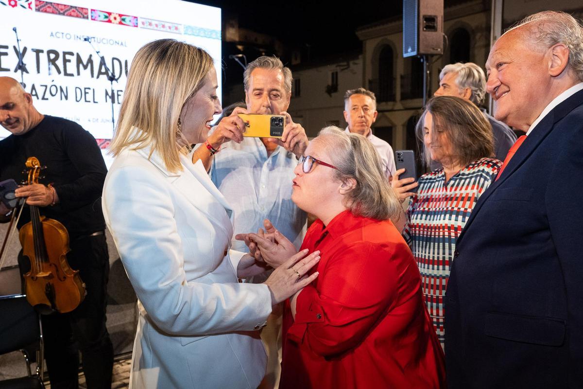 Fotogalería | Las imágenes del acto institucional en Medellín con María Guardiola y Nacho Cano