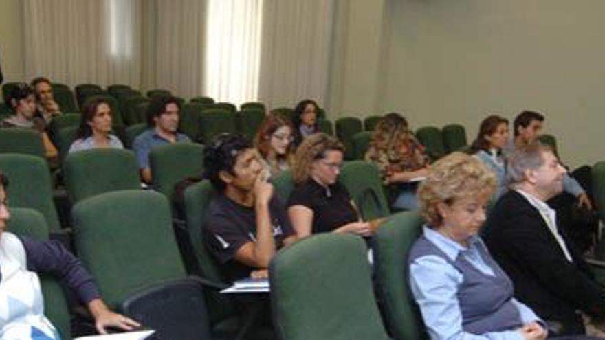 A la derecha, Malén Ruiz e Ignacio Bayo, ayer en el taller. i MARRERO