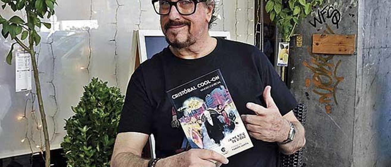 Jaime Roig de Diego posa con su novela que presenta el dÃ­a 10 en Sa Nostra.