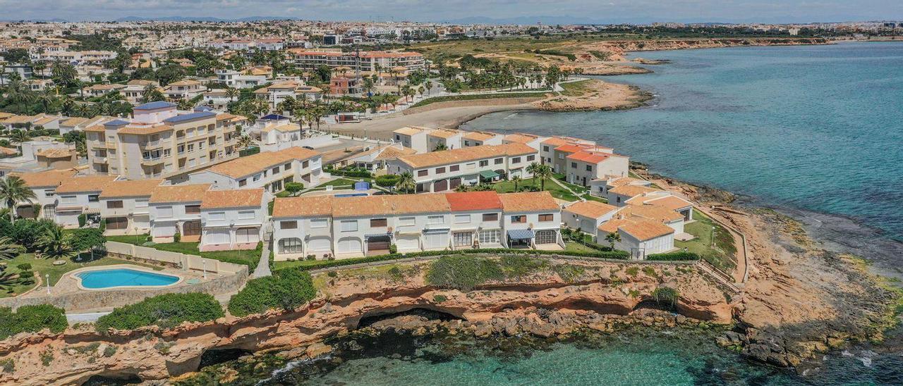 Urbanizaciones de segundas residencias en la costa del término municipal de Orihuela.  | TONY SEVILLA