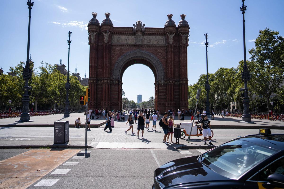 Barcelona. Vista del acceso al Arc de Triomf por la confluencia de la avenida Vilanova con el paseo de Lluís Companys y la calle Trafalgar, donde el Ayuntamiento de Barcelona prevé instalar bolardos para reforzar la protección frente a posibles atentados con vehículos. La actuación forma parte de las medidas de seguridad previstas para evitar ataques como el ocurrido en La Rambla. 10 de agosto de 2026. Sociedad. AUTOR: ZOWY VOETEN