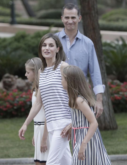 Es war wieder soweit für das offizielle Urlaubsfoto auf Mallorca: König Felipe, Königin Letizia sowie die Töchter Leonor und Sofía haben am Donnerstag (4.8.) in den Gärten der königlichen Sommerresidenz zum Familienbild Aufstellung genommen.