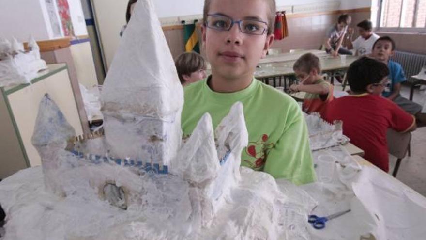 Los pequeños que intervienen en «Vivir en un castillo» realizan sus proyectos en el colegio Arias Gonzalo.