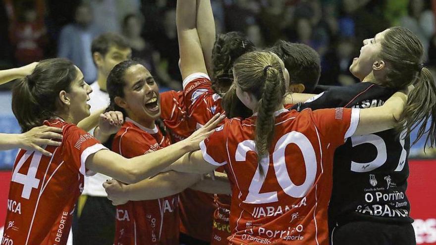 Las jugadoras del Porriño festejan su victoria sobre el Rocasa en la reciente Copa de la Reina. // R.Grobas