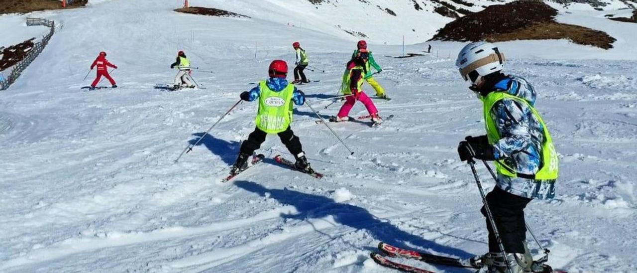 Un grupo de escolares disfrutando ayer de la nieve en el programa de la “Semana Blanca”, en Fuentes de Invierno. | A. V.