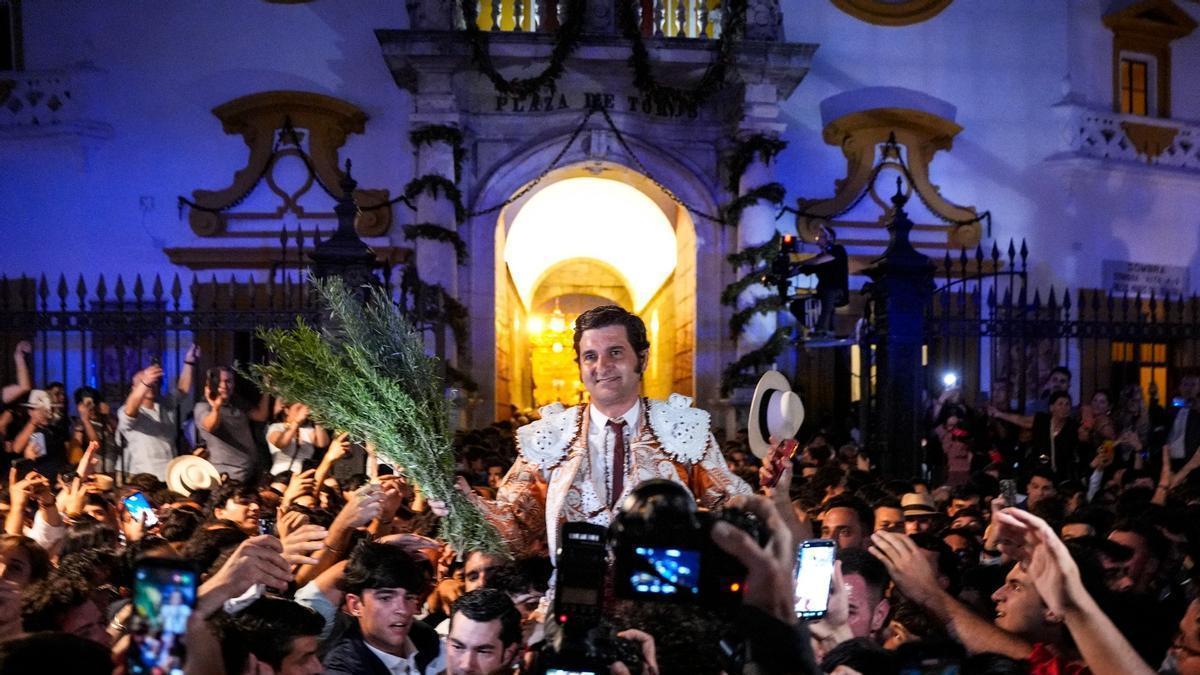 Morante sale por la Puerta del Príncipe tras cortar tres orejas en la tarde del Corpus.