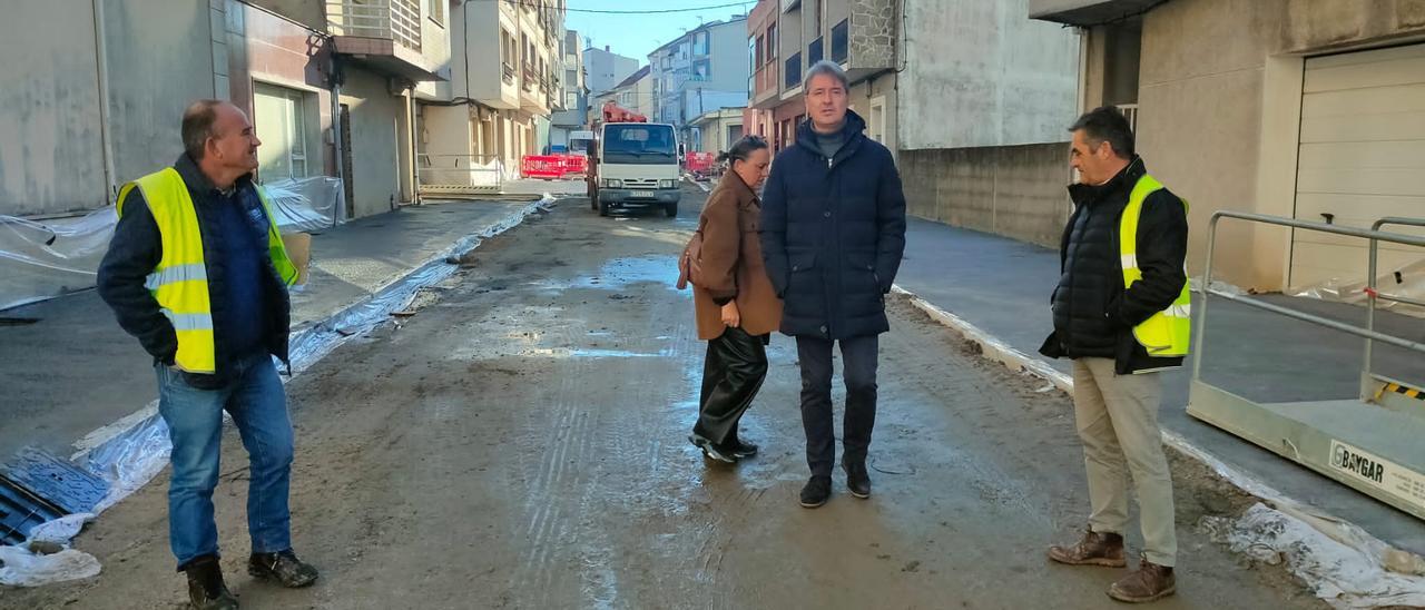 Cacabelos, la concejala y los técnicos supervisando la obra, esta mañana. |   //  FDV