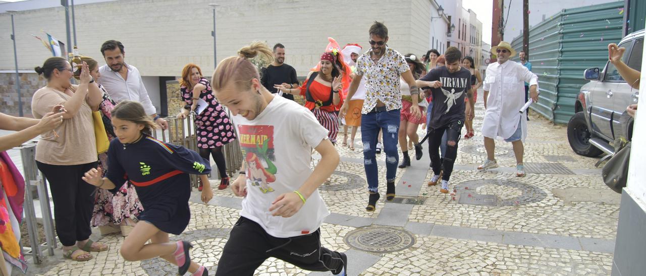 Mujeres y hombres participan en la &#039;Carrera de tacones&#039; organizada por el bar El silencio