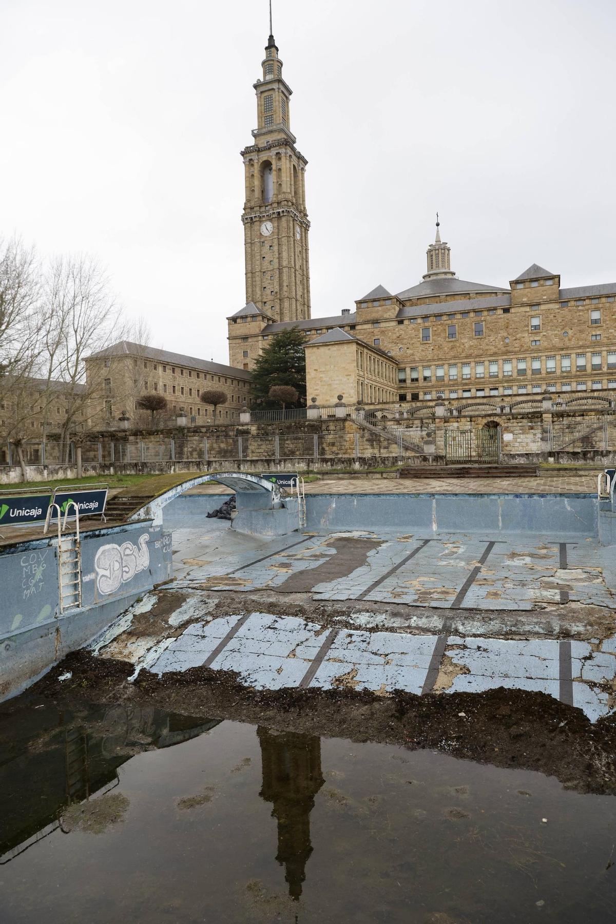 La visita de los técnicos a la piscina de la Laboral, en imágenes