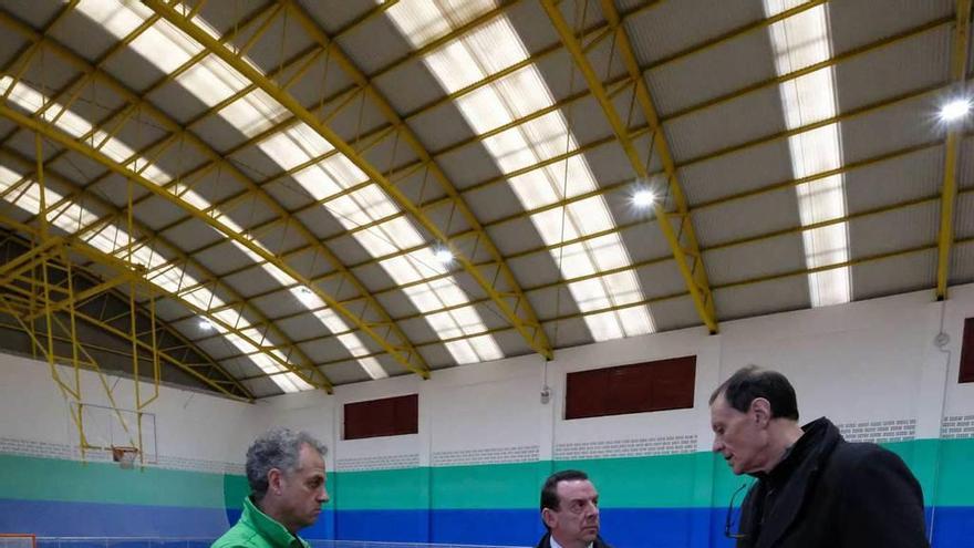 Juanjo Corujo, José Polanco y Jesús Sánchez, ayer, en el interior del polideportivo de Riaño.