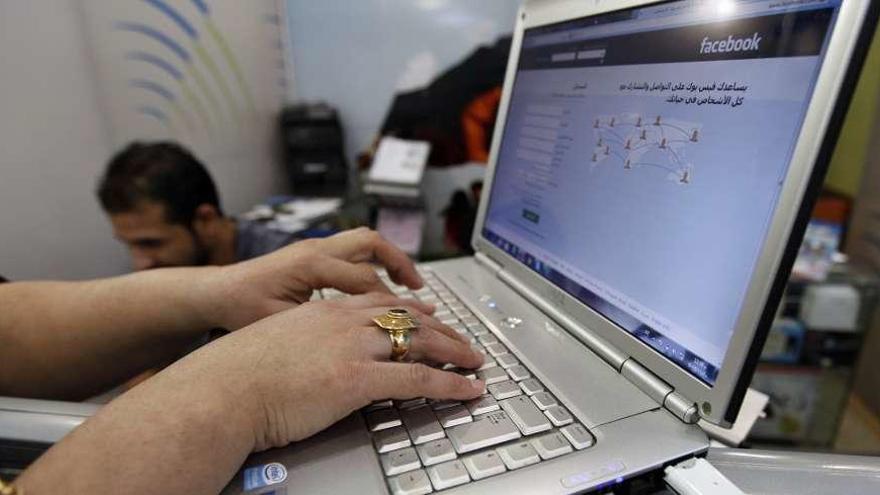 Una usuaria de la provincia de Zamora accede a una página web de Internet a través de su ordenador portátil.