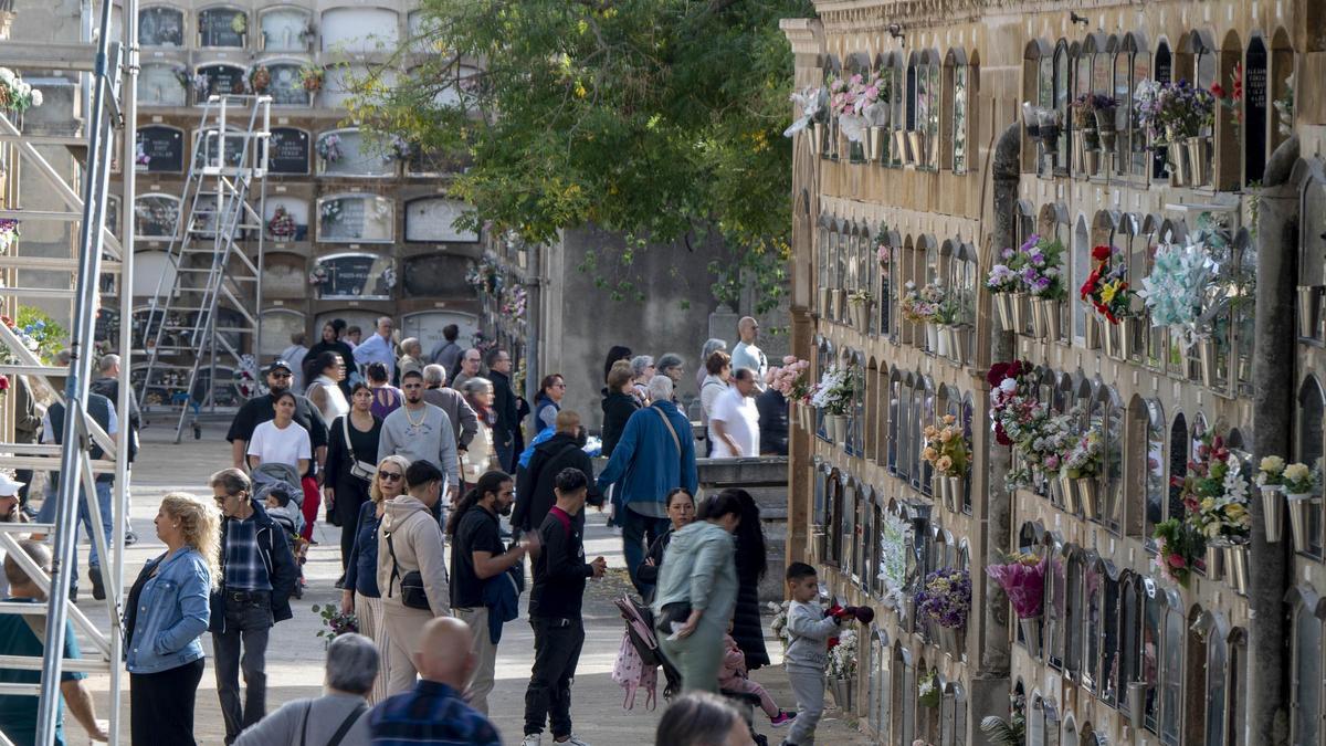 Los cementerios se llenan el 1 de noviembre, día de Todos los Santos 2025, en Barcelona