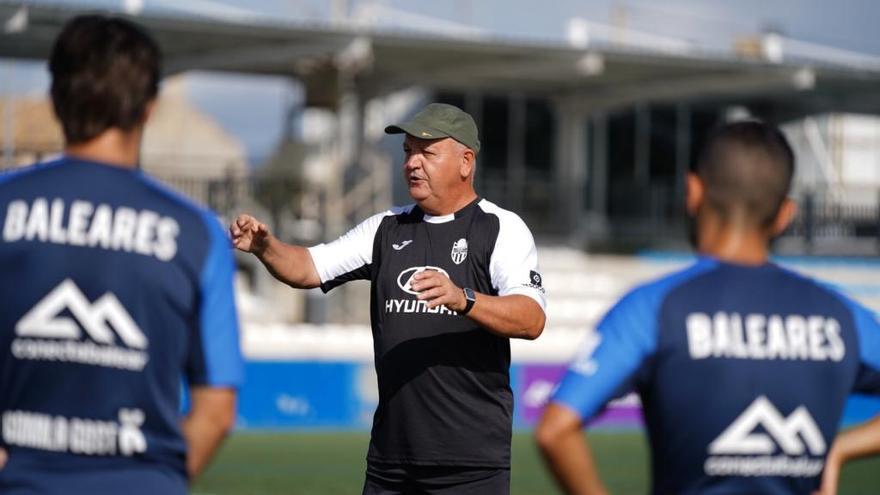 Mandiola da instrucciones a sus jugadores durante un entrenamiento.