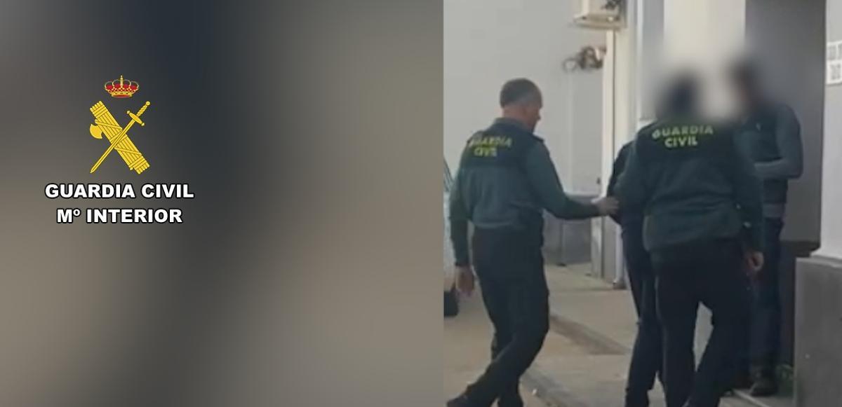 El detenido custodiado por agentes de la Guardia Civil.