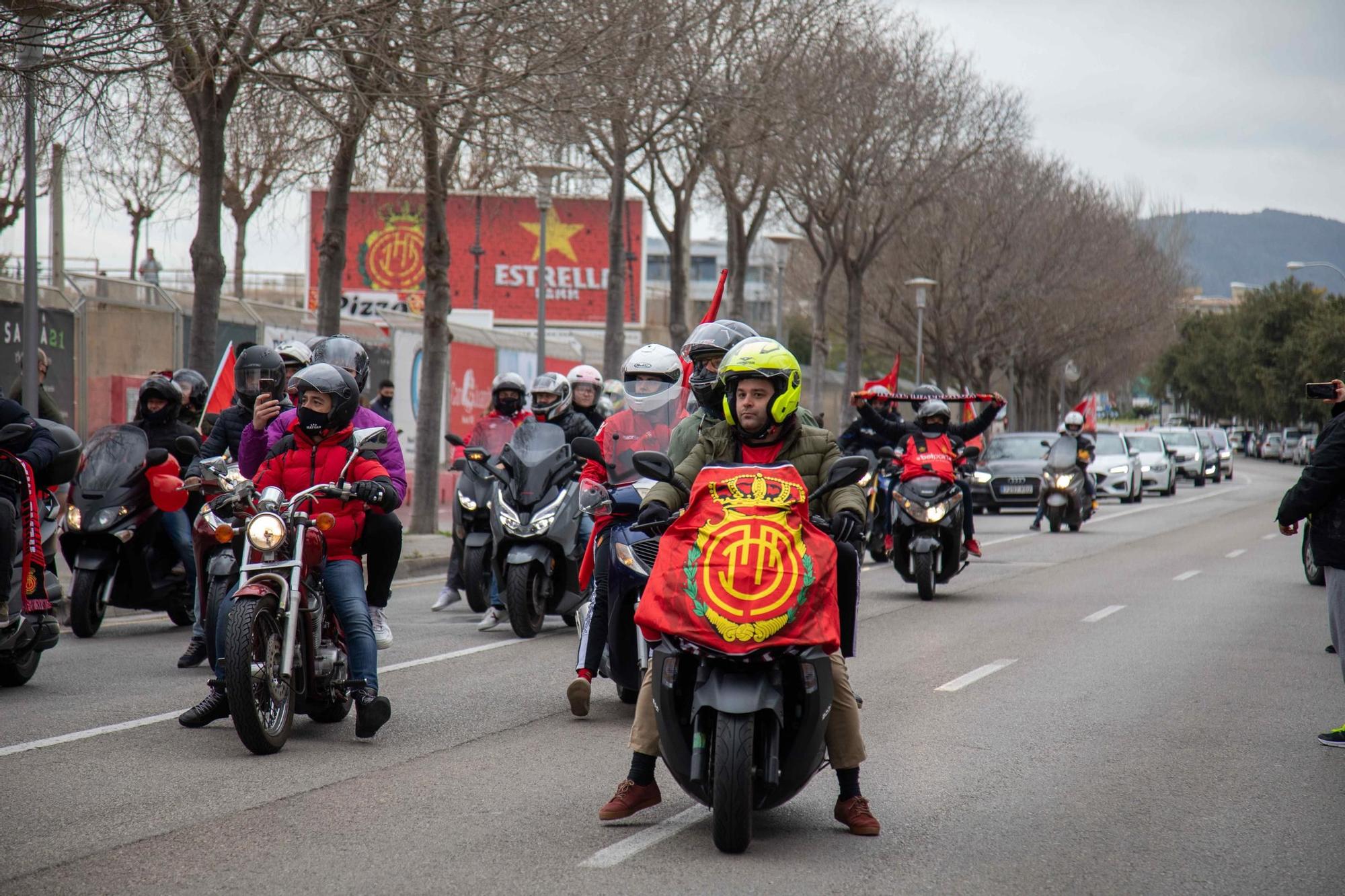 Caravana de coches en apoyo al Mallorca