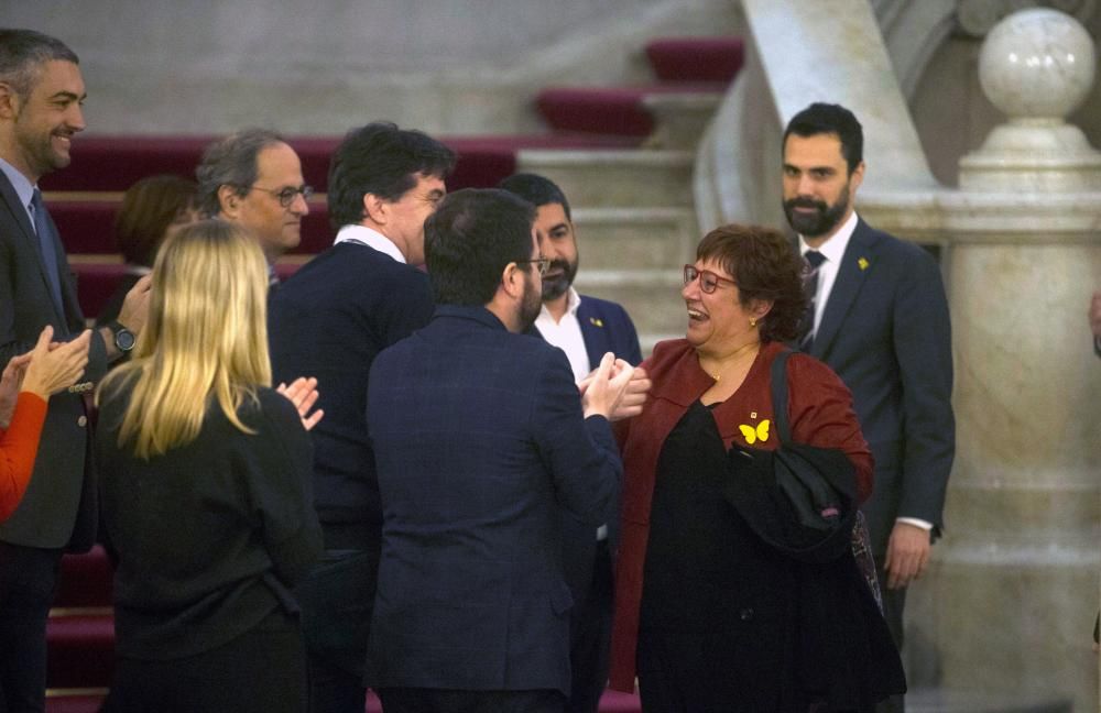 Els consellers a la presó arriben al Parlament.