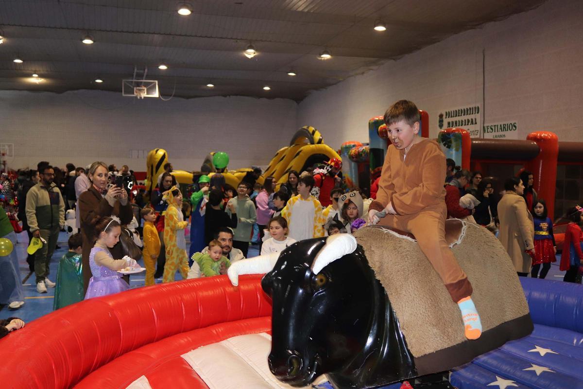 Os cativos gozaron tamén cun touro mecánico en Lousame.