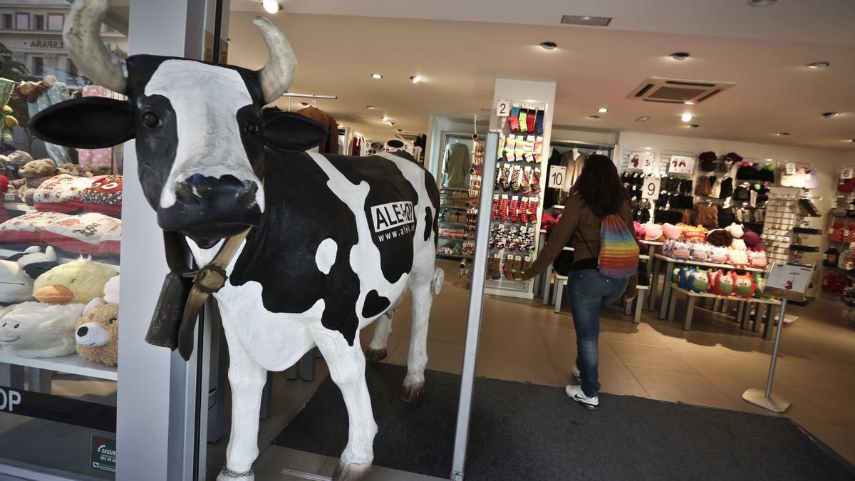 Una de las populares vacas que dan la bienvenida a las tiendas de Ale-Hop.