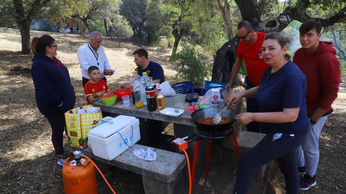 Una de las numerosas familias que hoy se podían ver en Los Villares celebrando San Rafael