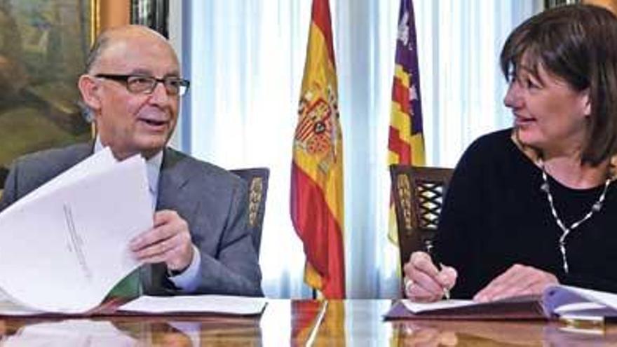 La presidenta del Govern, Francina Armengol, y el ministro de Hacienda, Cristobal Montoro, en la reunión que celebraron en diciembre del pasado año.