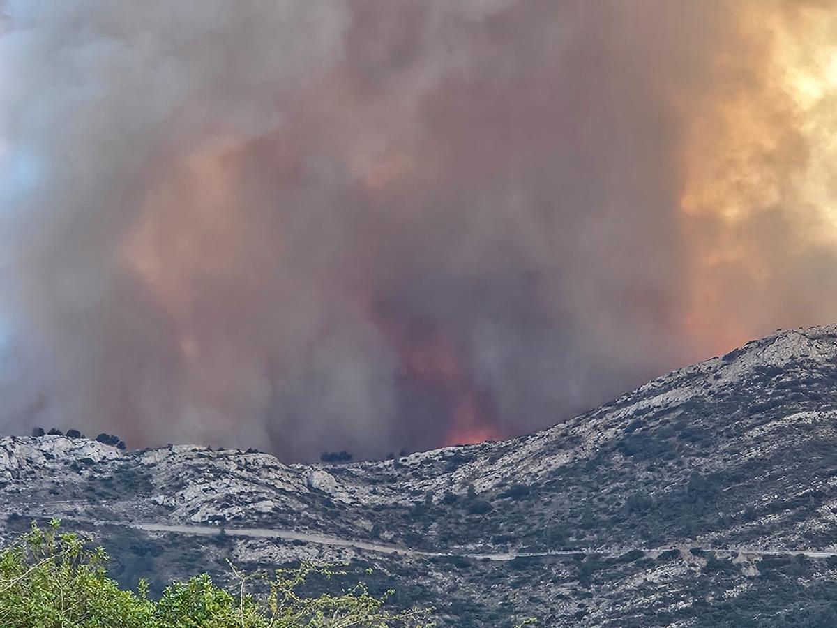 Las imágenes del incendio forestal declarado en Tàrbena