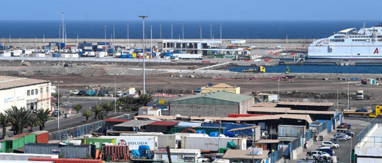 Explanadas de la dársena de África donde estará ubicada la plataforma logística del Puerto.