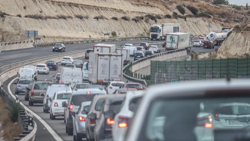 Un tráiler vuelca y produce un atasco kilométrico en la autovía A7 dirección Murcia