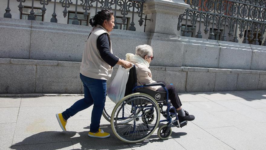 El Gobierno aprueba la ayuda de 800 euros mensuales para hacer compañía a personas mayores: el plazo ya está abierto para pedirla