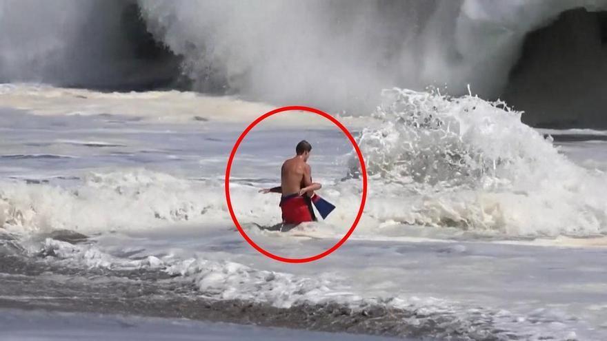 RESCATE NIÑO OLAS MAR | El dramático rescate de un niño arrastrado mar adentro por las olas en California