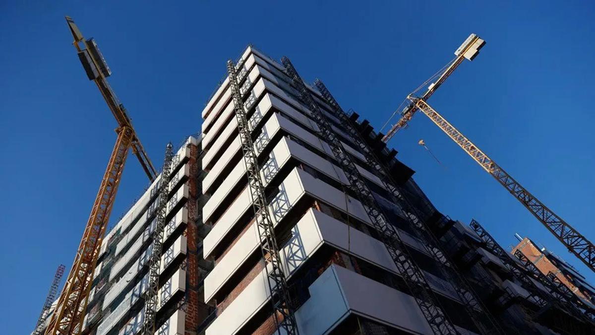Vista de un bloque de viviendas en construcción en Madrid, España, en una imagen de archivo.