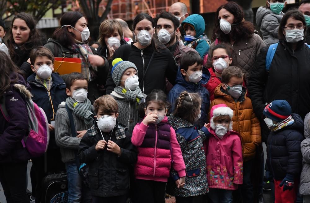 La comunidad educativa exige que se paralicen las obras en el centro los días lectivos - Alertan de que los operarios trabajan con amianto