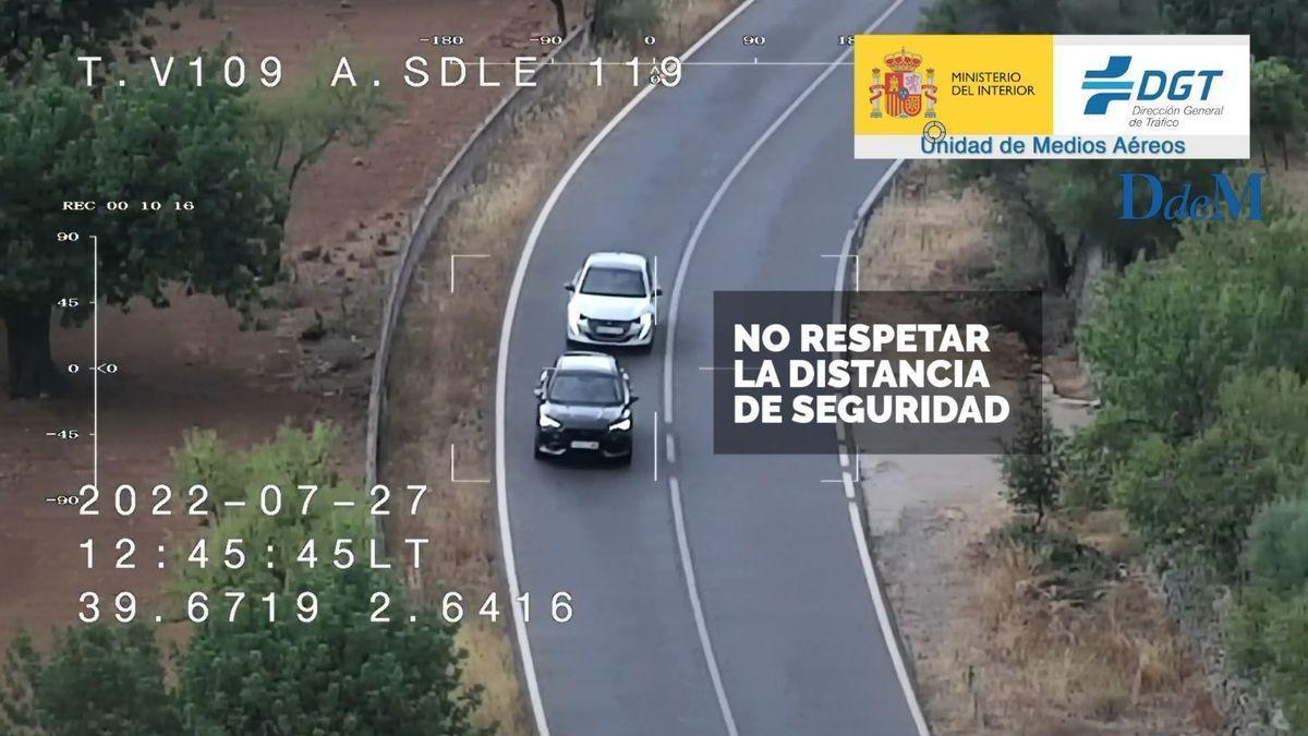 Auf diesem Drohnenbild von Mallorca respektiert das hintere Fahrzeug den Sicherheitsabstand zum Vordermann nicht