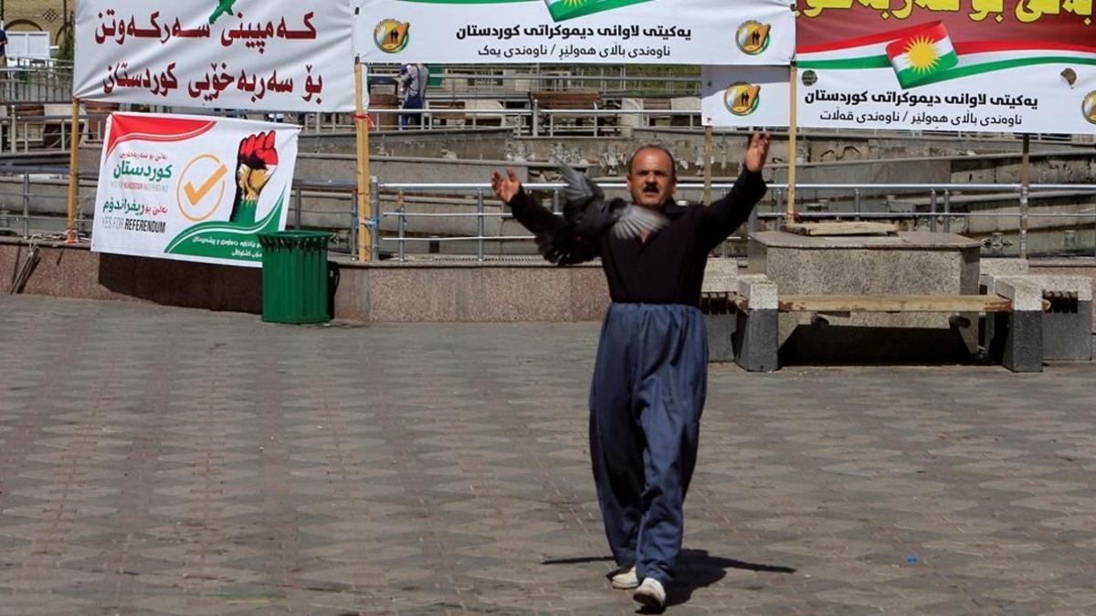 Un hombre en apoyo del referéndum del Kurdistán.