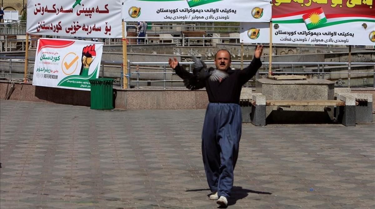 zentauroepp40261629 a man reacts near banners supporting the referendum for inde170924161328