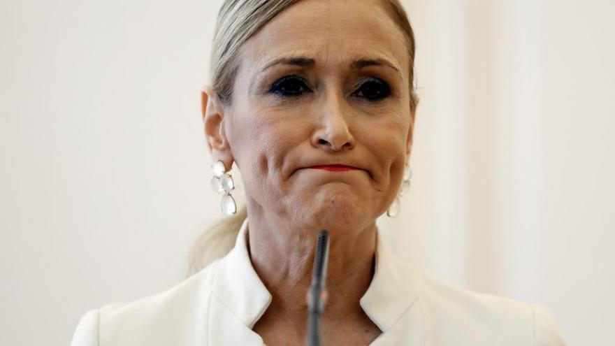 Cifuentes durante el anuncio de su dimisión.