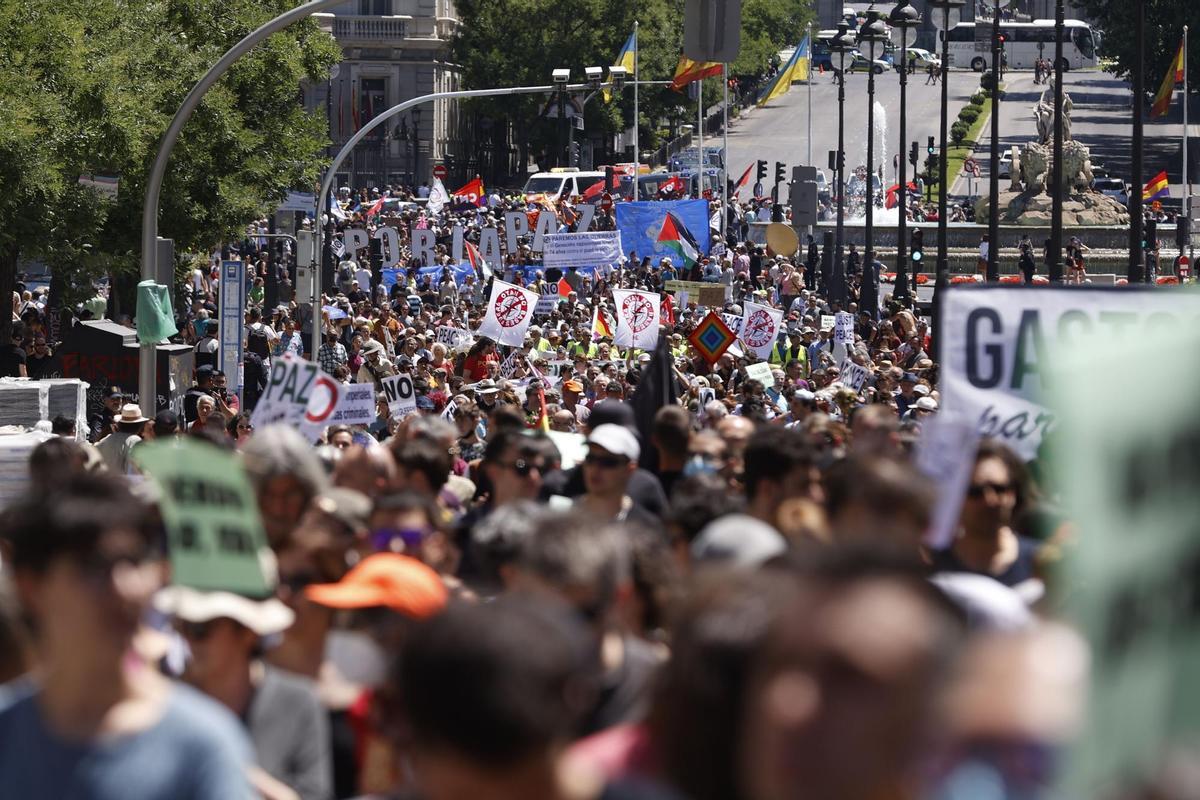 Miles de personas marchan contra la OTAN en Madrid