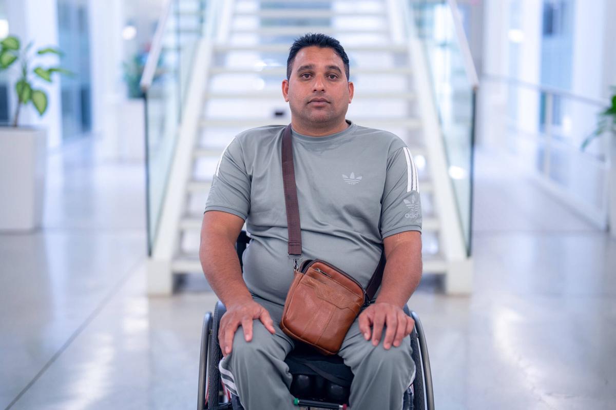 Toheed Sajjad, trabajador de la construcción, durante una entrevista sobre el accidente laboral que sufrió y que le dejó en silla de ruedas.