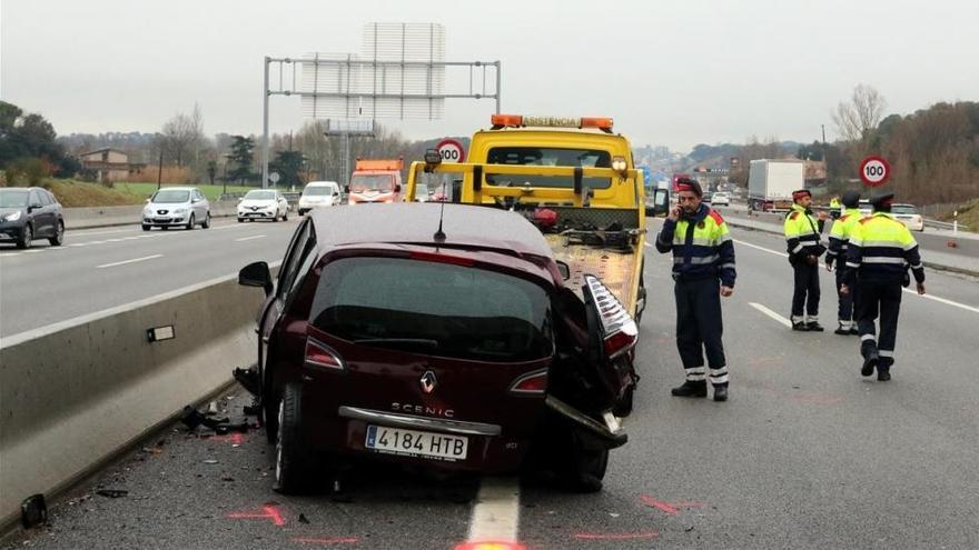 Muere atropellado un conductor al apearse en la A-2 tras un accidente múltiple