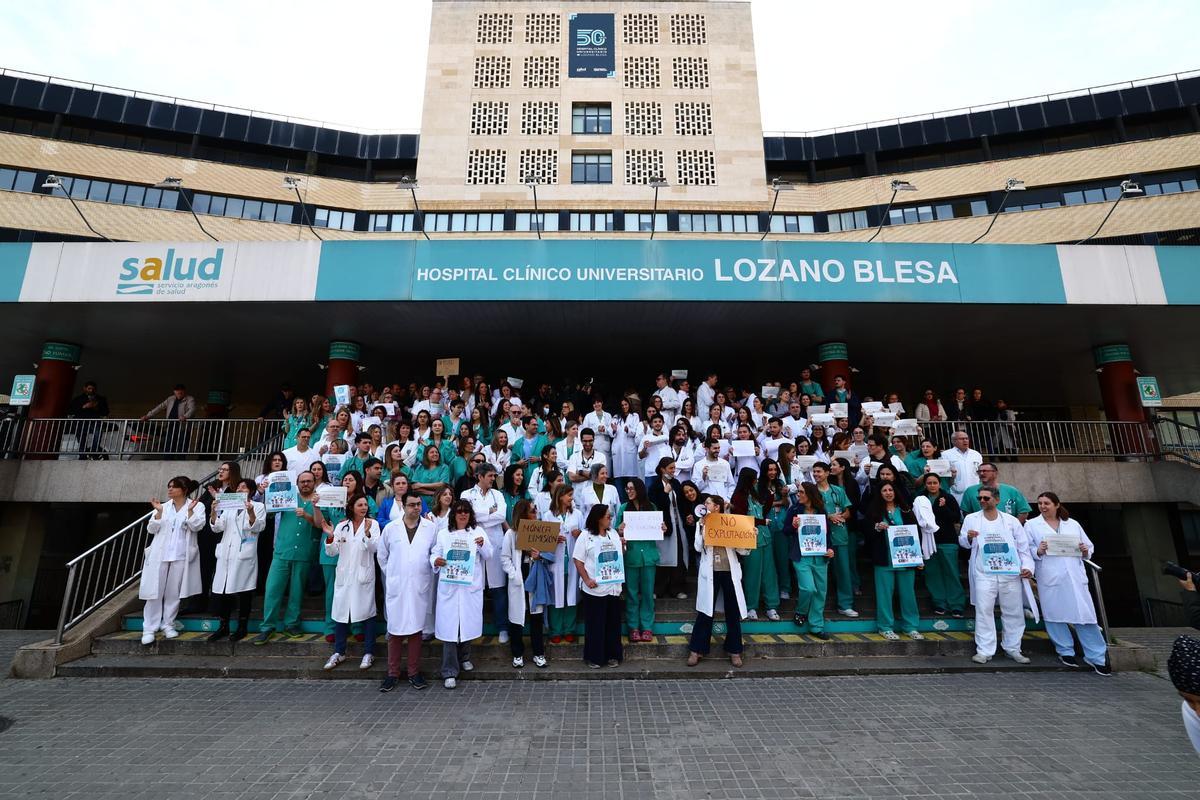 En imágenes I Protesta de los médicos de Aragón a las puertas de los hospitales en el primer día de huelga
