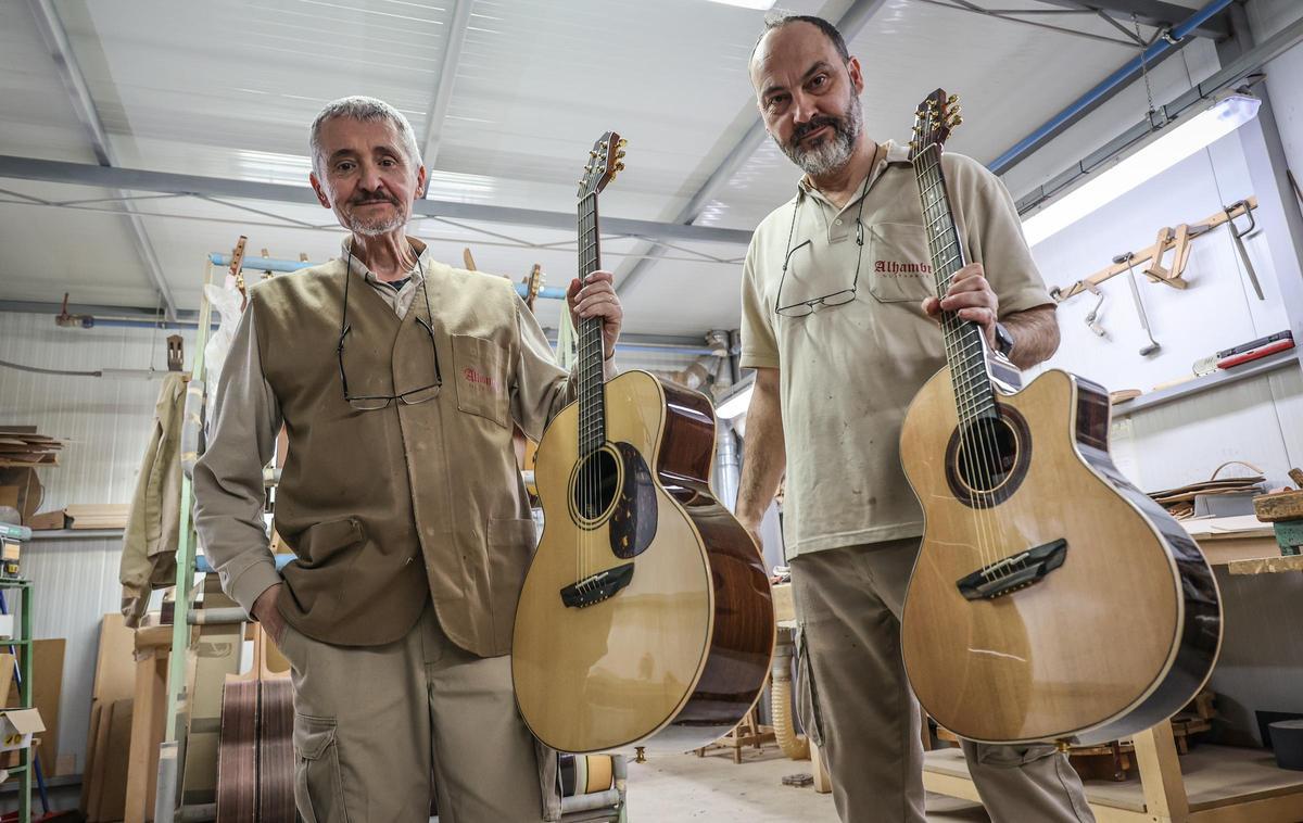 Dos de los Luthieres. A la izquierda Javier Mengual, a la derecha Juan José Pérez
