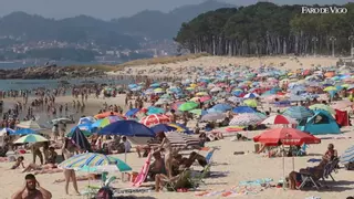 Así esta la playa de Samil en plena ola de calor