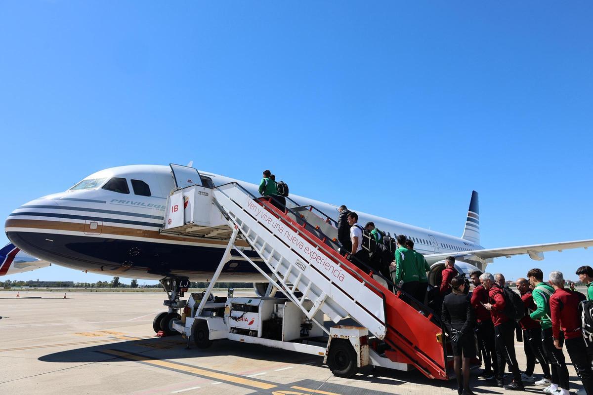 El Córdoba CF embarca en su avión, en Sevilla, poco antes de volar hacia La Coruña.