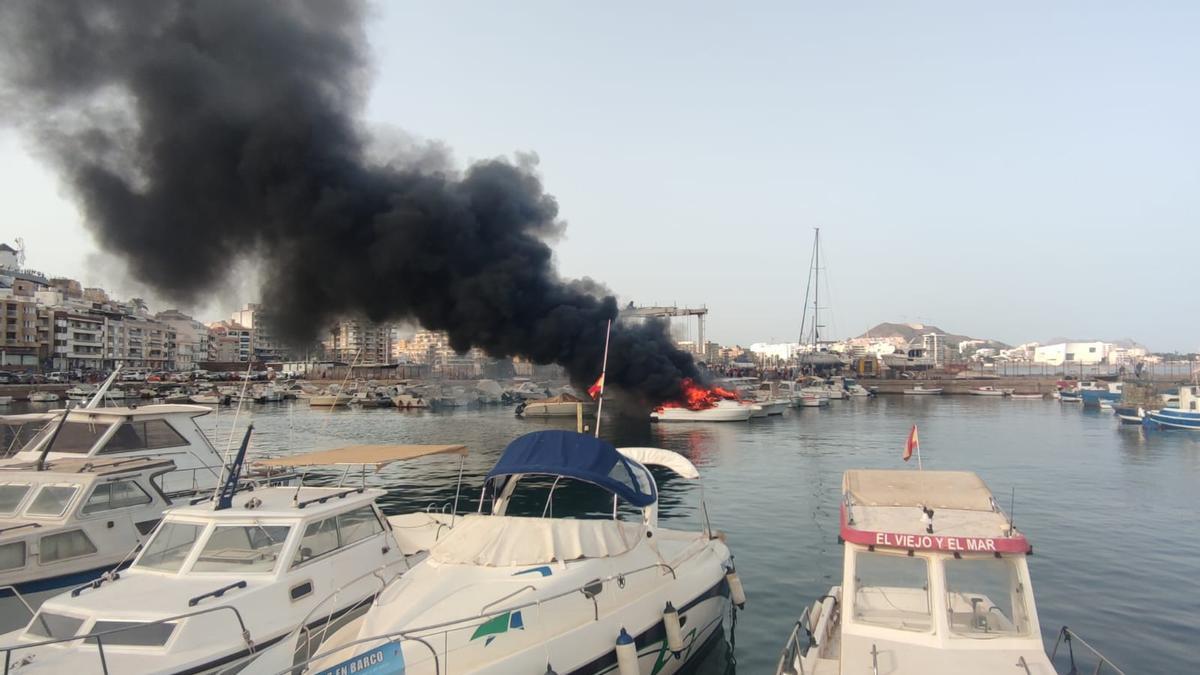 Arden varios barcos atracados en el puerto pesquero de Águilas.