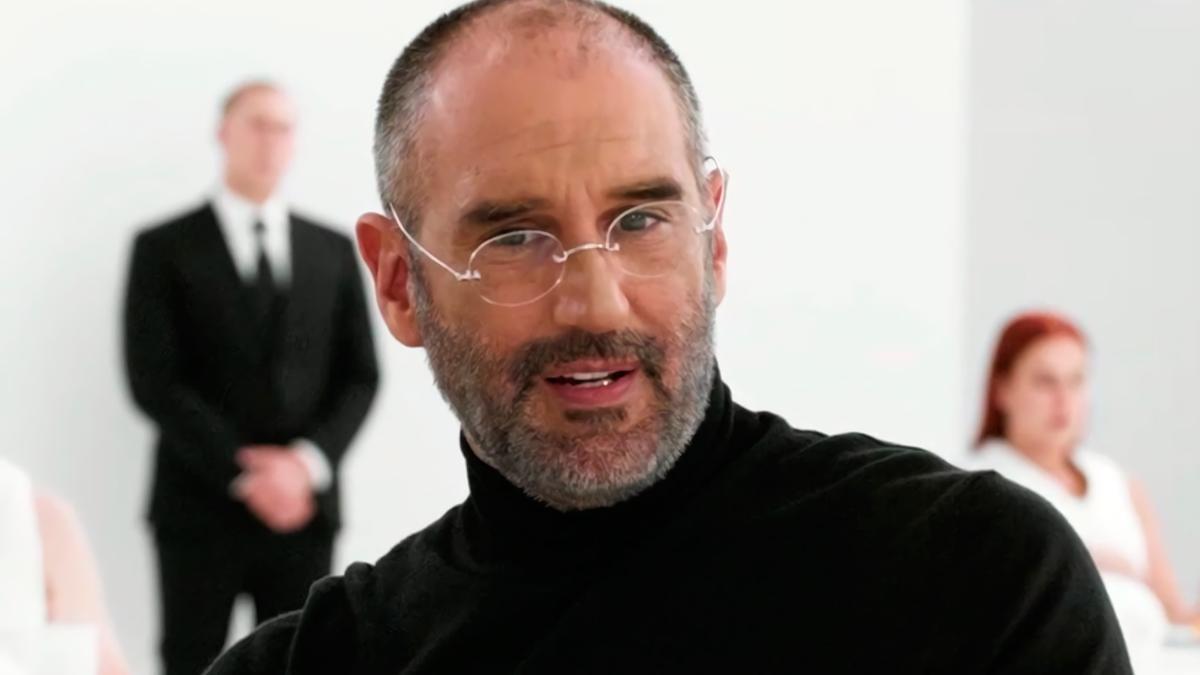 Steve Jobs dialoga con una de las personajes recluidas 50 años en un centro de experimentación del gobierno de EE UU
