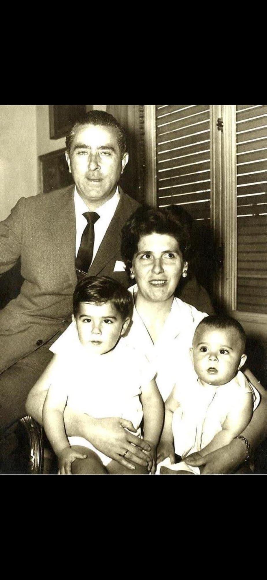 José Miguel Carrillo de Albornoz abre el álbum familiar El Periódico