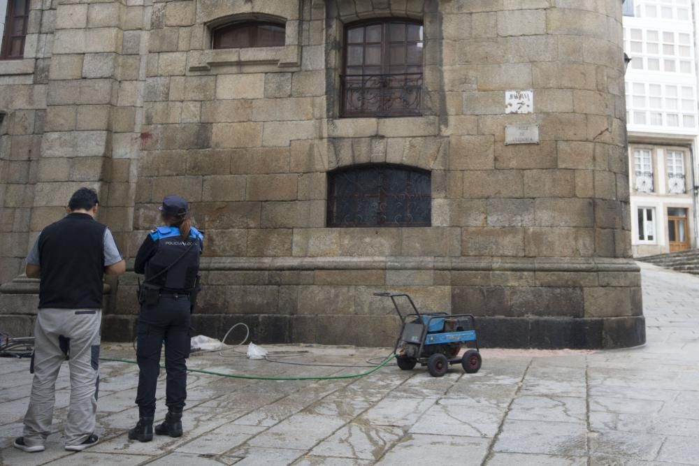 El inmueble de la familia Franco, catalogado con la máxima protección monumental, apareción con pintadas el pasado 20N. Operarios comenzaron a limpiarlo con agua y arena a presión sin autorización.