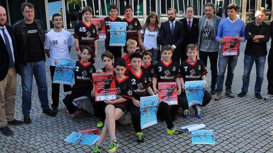 Autoridades, directivos y jugadores del Tech Zone, ayer, en el patio del Concello de Lalín. // Bernabé/J. Lalín