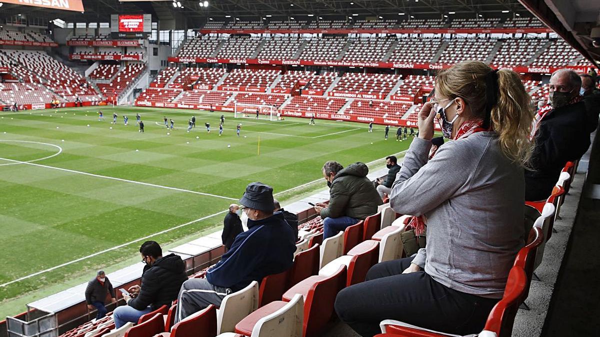 Público en El Molinón, en Copa ante el Betis